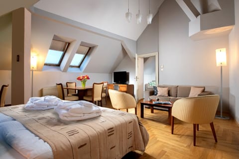 Split level Deluxe Apartment | In-room safe, desk, blackout drapes, iron/ironing board