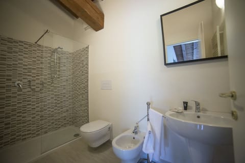 Double Room, Garden View | Bathroom | Shower, free toiletries, hair dryer, bidet