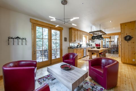 Lounging/Dining Area off Kitchen, Newly Decorated w/360° leather swivel chairs