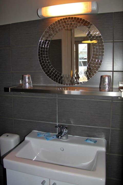 Combined shower/tub, free toiletries, hair dryer, towels