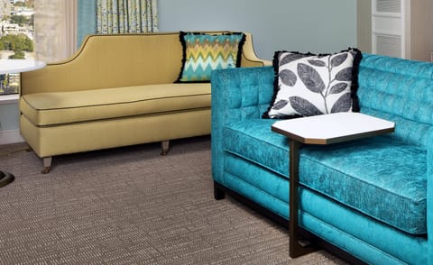 Junior Suite King | Premium bedding, pillowtop beds, in-room safe, laptop workspace