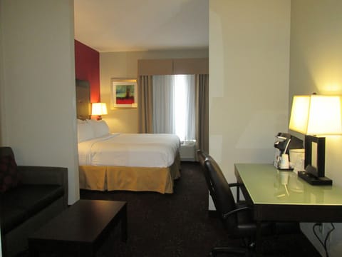 Deluxe Room, 1 King Bed, Non Smoking | In-room safe, desk, blackout drapes, soundproofing