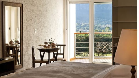 Deluxe Room | Minibar, soundproofing