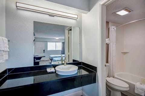 Combined shower/tub, towels