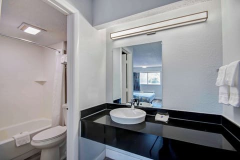 Combined shower/tub, towels