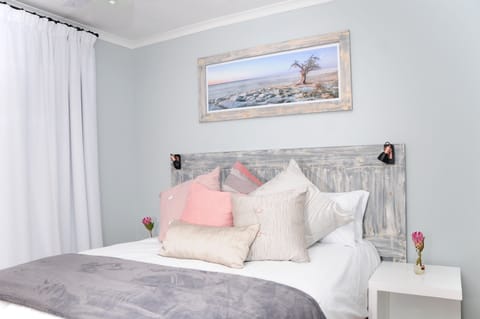 Family Apartment, 1 Queen Bed with Sofa bed, Kitchen, Partial Ocean View | Egyptian cotton sheets, premium bedding, in-room safe