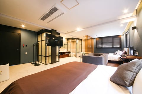 F. Suite - Fri/Sat Check-in Time: 8PM | Premium bedding, down comforters, desk, soundproofing