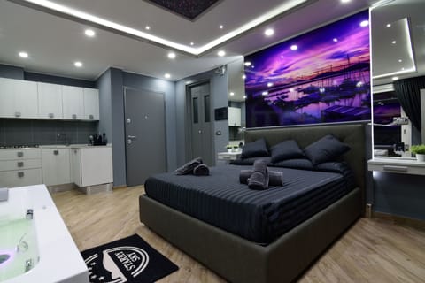 Panoramic Suite, 1 Queen Bed, Non Smoking, Sea View | In-room safe, desk, blackout drapes, soundproofing