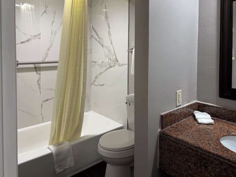 Combined shower/tub, free toiletries, hair dryer, towels