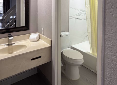 Combined shower/tub, free toiletries, hair dryer, towels