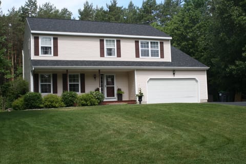 Beautifully maintained front yard with sprinkler system
