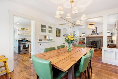 Dining room seats 6 comfortably