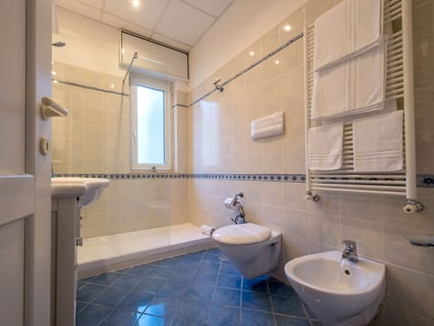 Standard Room, 2 Twin Beds | Bathroom | Shower, free toiletries, hair dryer, bidet