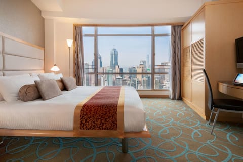Garden Suite | In-room safe, desk, blackout drapes, iron/ironing board