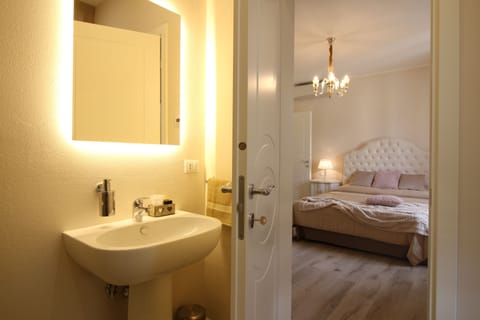 Superior Double Room | Bathroom sink