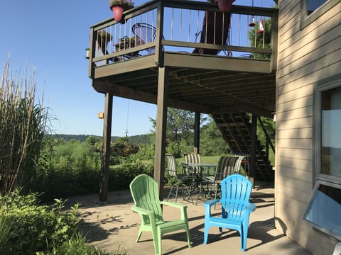 Outdoor living. Barbecue grill and yard games.