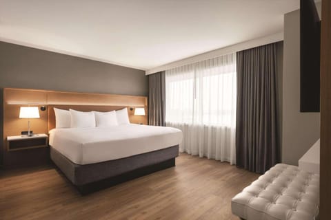 Premium bedding, in-room safe, desk, laptop workspace