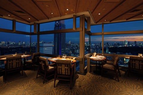 3 restaurants; breakfast, lunch, and dinner served