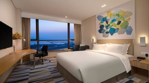 Standard Room, 1 Queen Bed, Lake View | Minibar, in-room safe, desk, blackout drapes