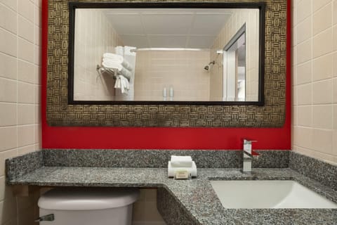 Combined shower/tub, towels