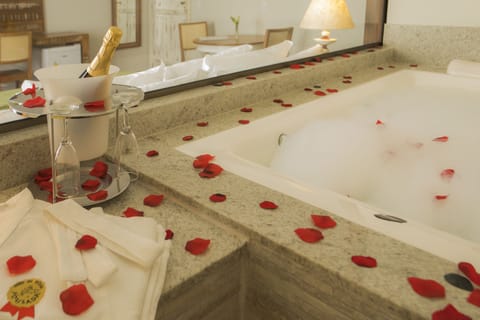 Suite (Master Plus) | Deep soaking bathtub