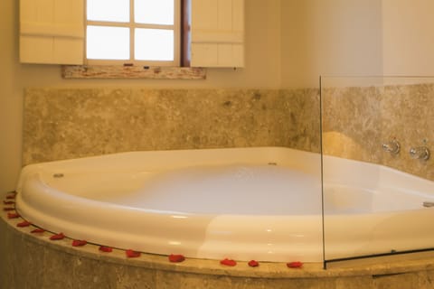 Luxury Suite | Deep soaking bathtub