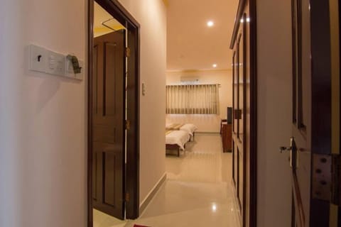 Minibar, desk