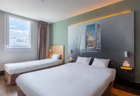 Triple Room, Non Smoking | Desk, laptop workspace, blackout drapes, soundproofing