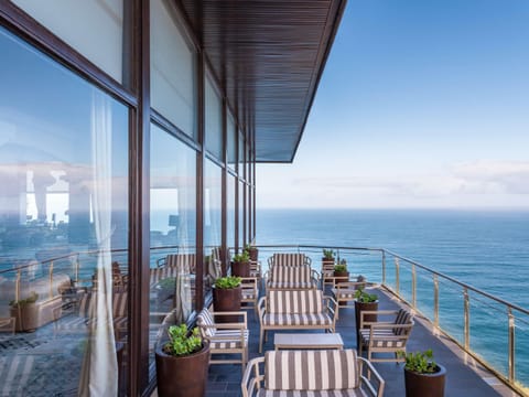 2 bars/lounges