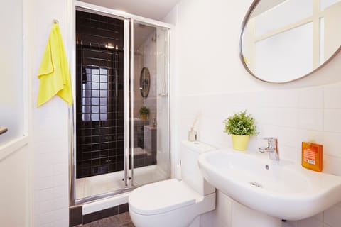 Double Room (extra bed) | Bathroom | Shower, hair dryer, towels