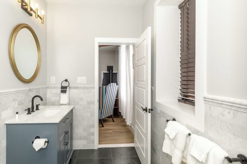 Deluxe Room | Bathroom | Shower