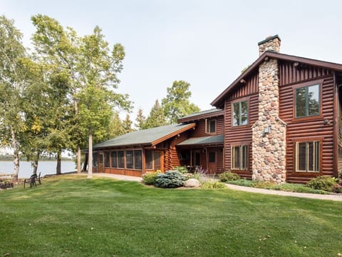 A view of the entry to the cabin as well as the proximity to the shoreline.