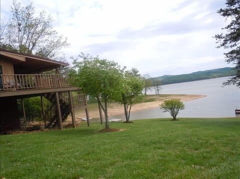 Overlooking the main chanell watch the mountains/fishing/sking from the deck.