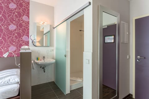 Standard Single Room | In-room safe, desk, soundproofing, iron/ironing board