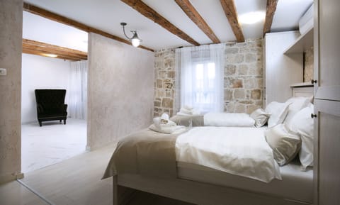 Twin Room Large | Desk, free WiFi, bed sheets