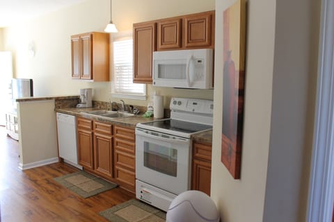 Fully Equipped Kitchen and Kitchen with Bar Counter and High Chairs 