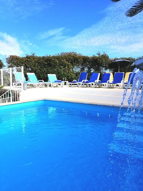 10 espreguiçadeiras  e toalhas disponíveis  para a piscina