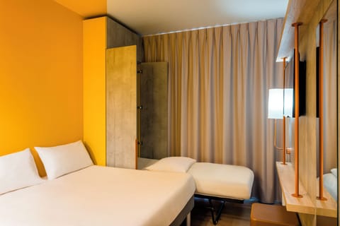 Room (1 Double Bed and 1 Closed Bed) | Premium bedding, desk, soundproofing, WiFi (free)