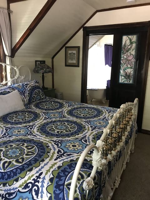 Downtown BnB King Bed Clawfoot Tub & Jacuzzi 1 | 1 bedroom, premium bedding