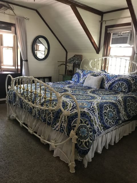 Downtown BnB King Bed Clawfoot Tub & Jacuzzi 1 | 1 bedroom, premium bedding