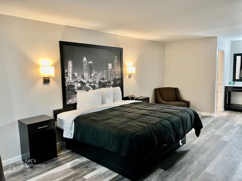 Deluxe Room, 1 King Bed, Non Smoking | Premium bedding, down comforters, pillowtop beds, desk