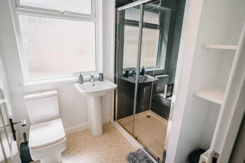 Deluxe Quadruple Room | Bathroom | Shower, rainfall showerhead, hair dryer, towels