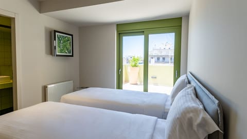 Premium bedding, in-room safe, individually decorated