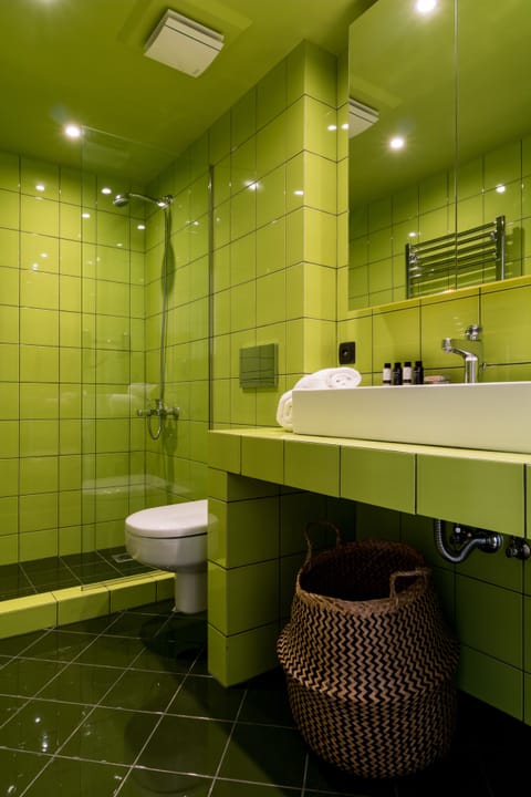 3-Bedroom Apartment | Bathroom | Combined shower/tub, deep soaking tub, hair dryer, bathrobes