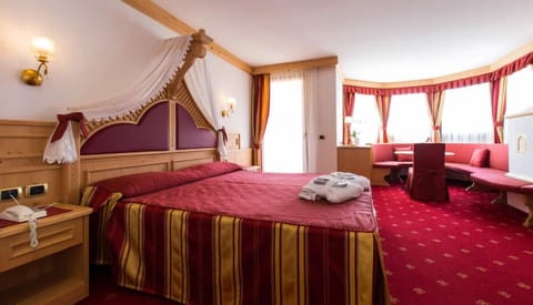 Deluxe Suite | Minibar, in-room safe, desk, soundproofing