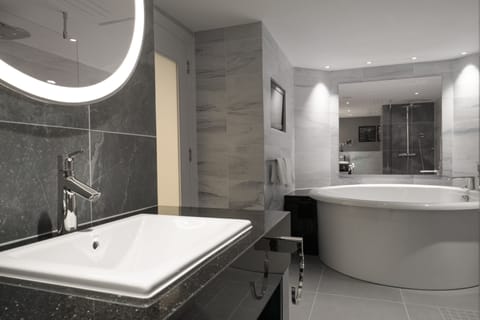 Executive Suite, 1 King Bed | Deep soaking bathtub
