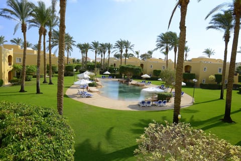 6 outdoor pools, open 8:00 AM to 5:00 PM, pool umbrellas