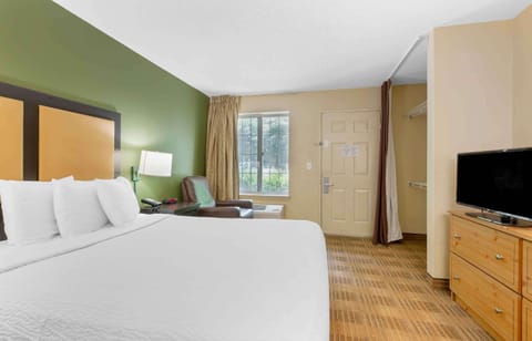 Studio, 1 Queen Bed, Non Smoking | Desk, WiFi (free), bed sheets
