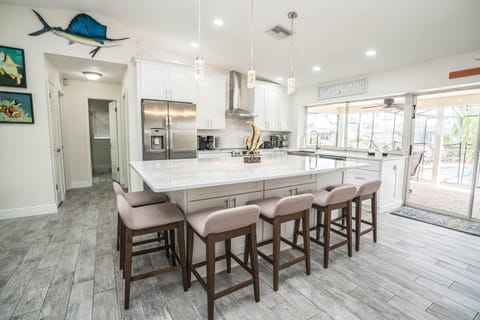 plenty of seating for up to 10 guests