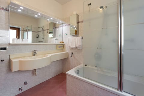 Triple Room | Bathroom | Free toiletries, hair dryer, bidet, towels